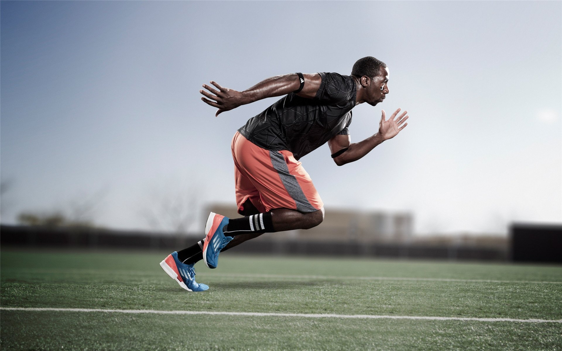 公司团建迷你马拉松 CEO与员工一起跑完全程